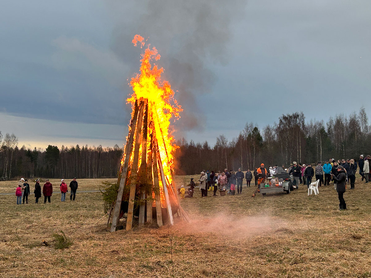 Hokka, pääsiäistulet Puuskassa